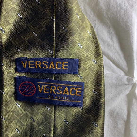 Mint shape VERSACE necktie.  100% silk and absolutely gorgeous. - Picture 3 of 4